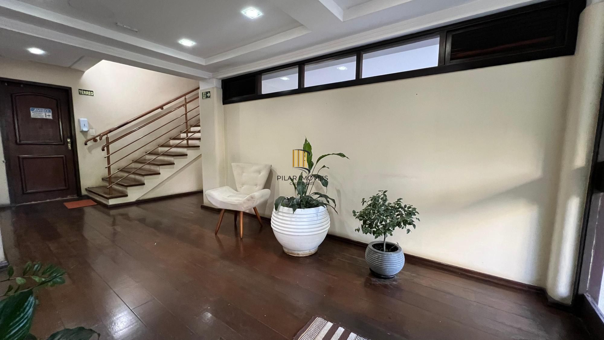 Cobertura no bairro Menino Deus com 01 dormitório sendo suíte