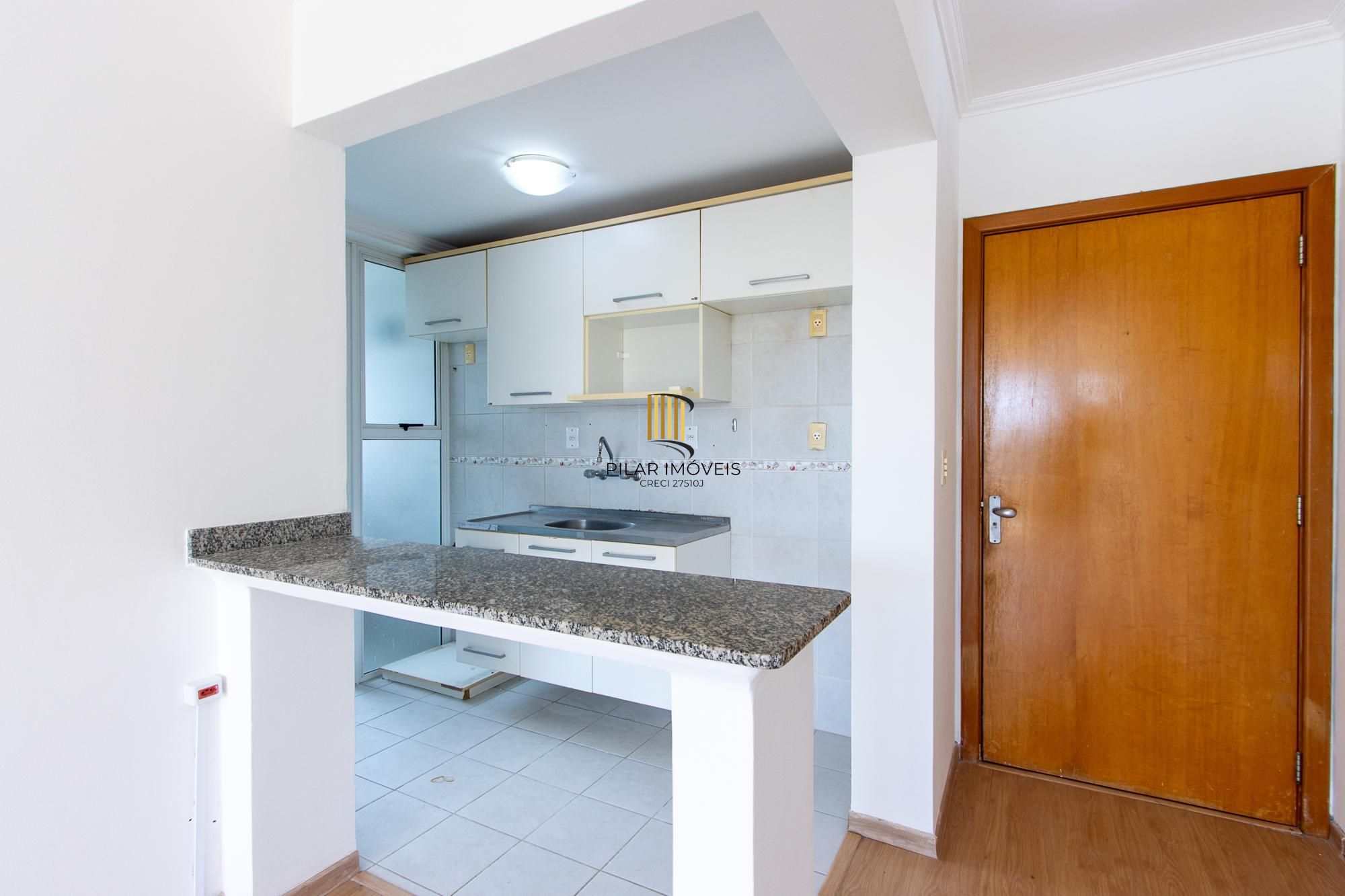 Apartamento de 3 dormitórios, 1 banheiro e uma vaga de garagem.