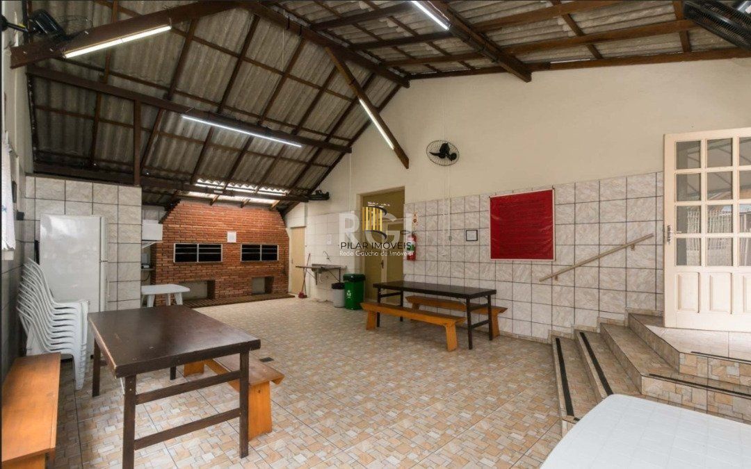 Apartamento de 2 dormitórios, 1 vaga, no bairro Camaqua.