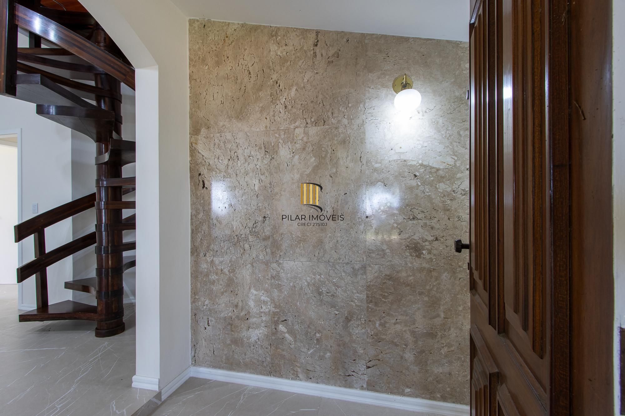 Casa com 2 dormitórios 3 banheiros. lareira e churrasqueira, e com arquitetura moderna.