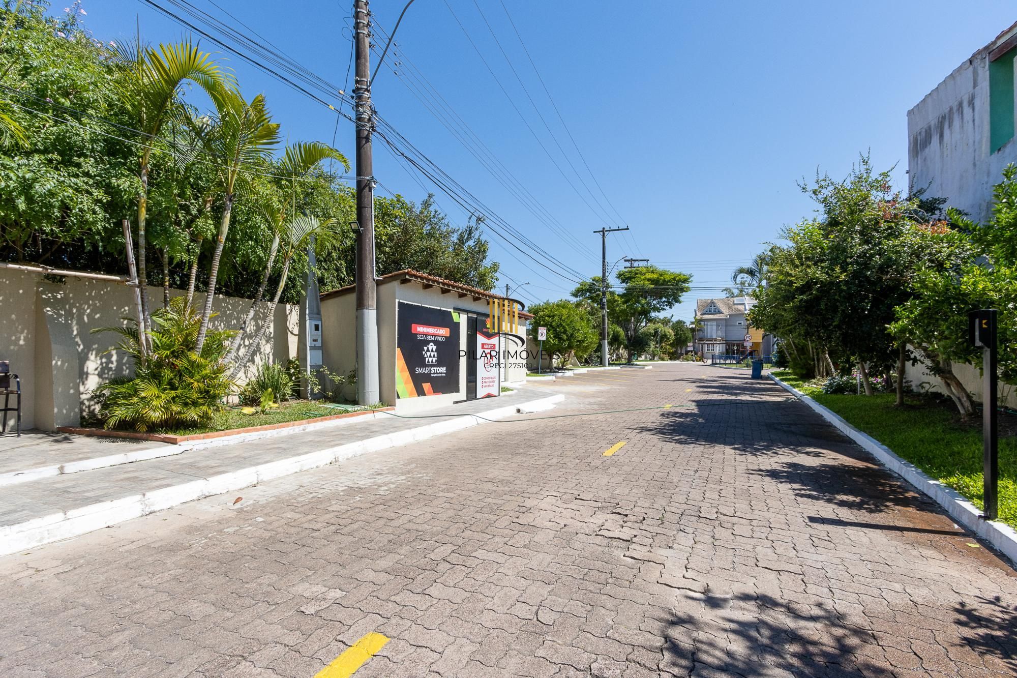 Casa de condomínio, de 3 dormitórios, 1 suíte e 2 vagas de garagem.