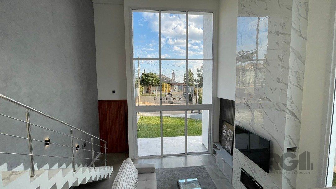 Linda Casa Ampla com 3 Suítes Construída Recentemente em Condomínio no Bairro Nobre de Gramado