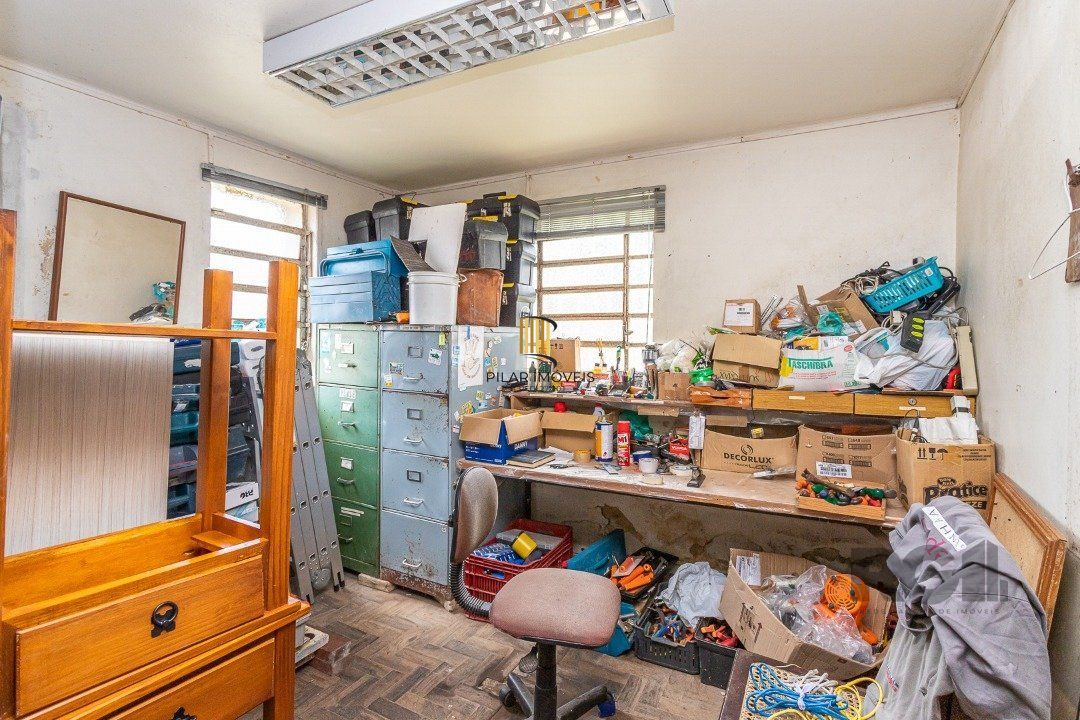 Casa  4 dormitórios, sendo 1 suíte no bairro Menino Deus em Porto Alegre