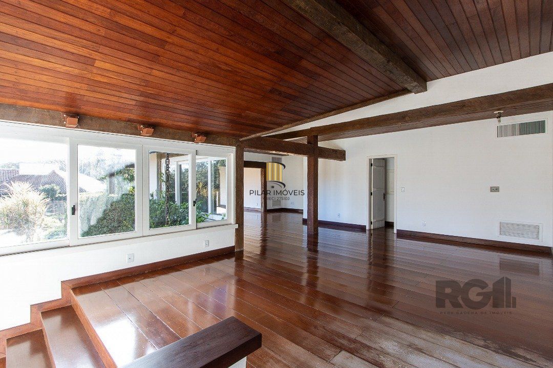 Casa Condomínio a Venda - 880m², 5 dormitórios, sendo 2 suítes, a master com lareira, 4 vagas - Cavalhada