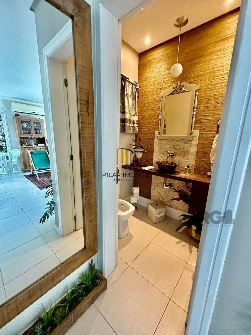 CASA EM CONDOMINIO COM TRES DORMITÓRIOS TRES SUITES