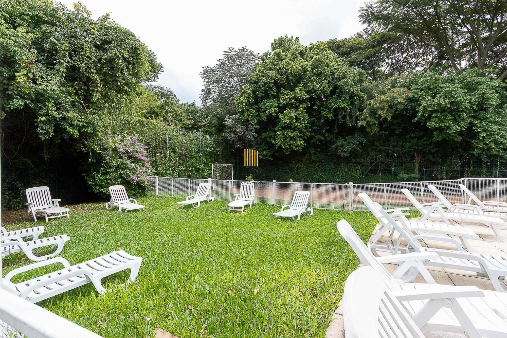 Apartamento de 3 dormitórios, 1 banheiro e uma vaga de garagem.