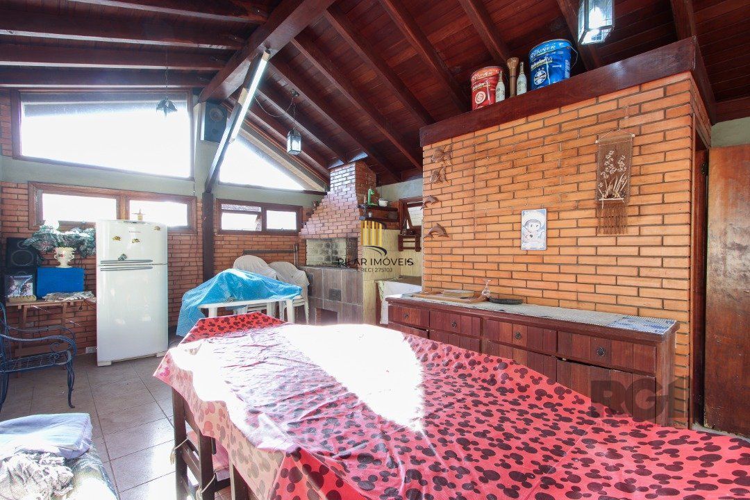 Casa a venda com 03 dormitórios, living 03 ambientes com vista para o Rio.