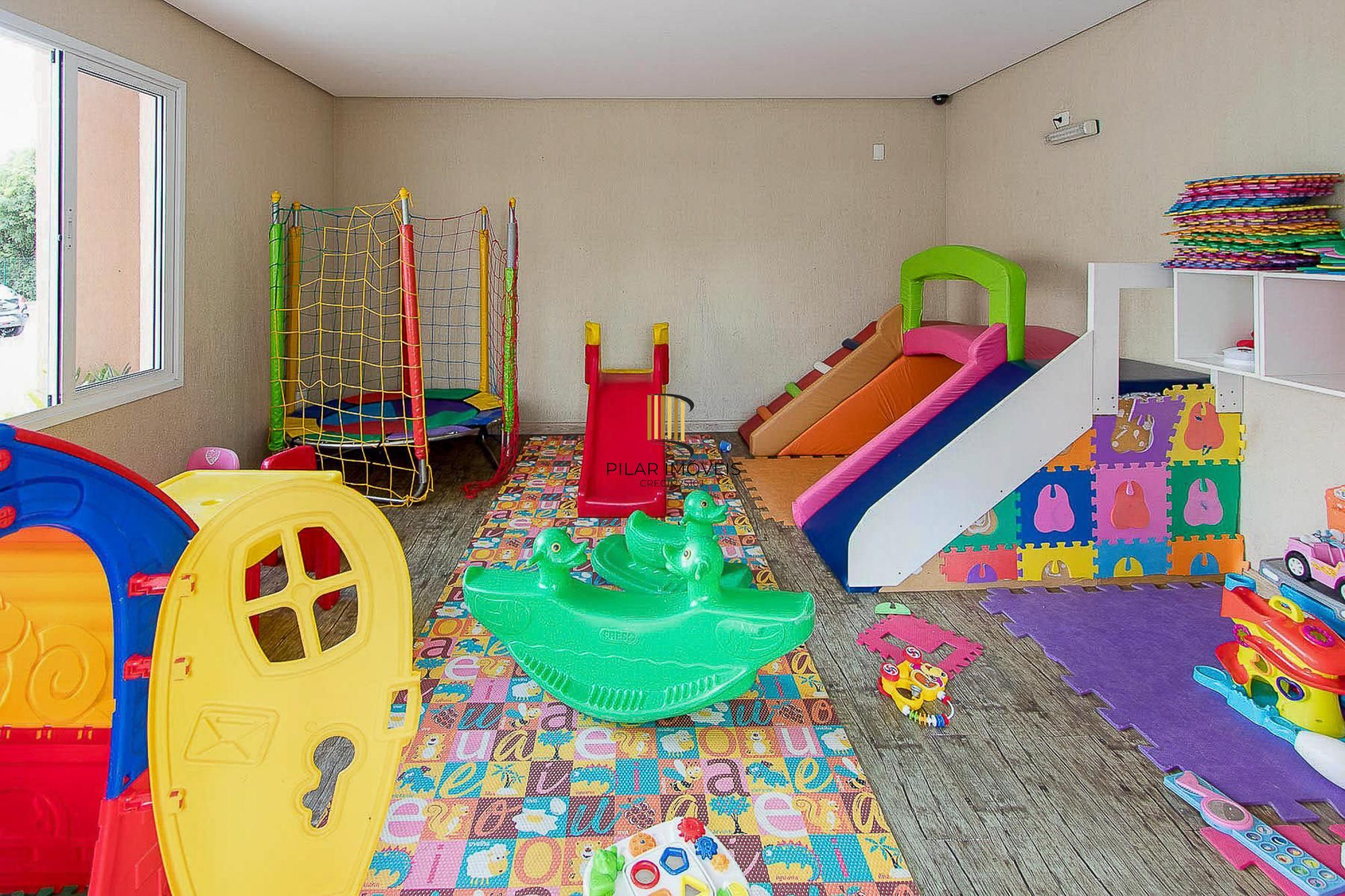 Apartamento de 3 dormitórios, 1 banheiro e uma vaga de garagem.