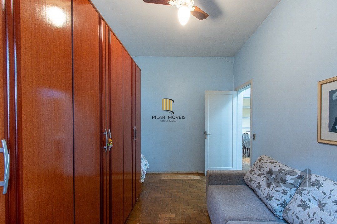 Casa térrea, 2 quartos, 2 vagas, edicula com 1 quarto e um banheiro - Bairro Tristeza