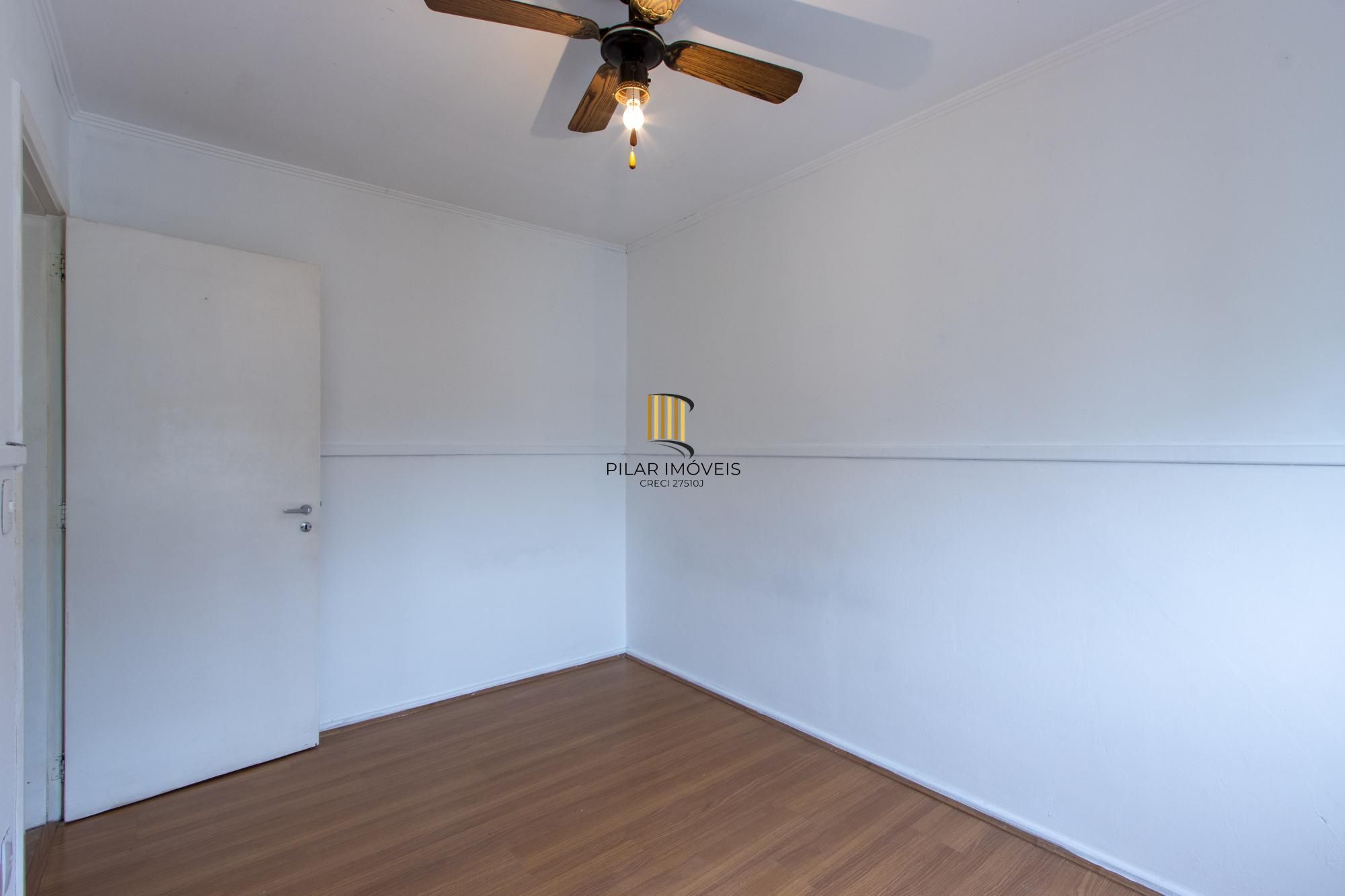 Cobertura com 137m², no Bairro Cristal, de 2 dormitórios, sento uma suíte, ampla sacada, churrasqueira, vista panorâmica, vaga coberta.