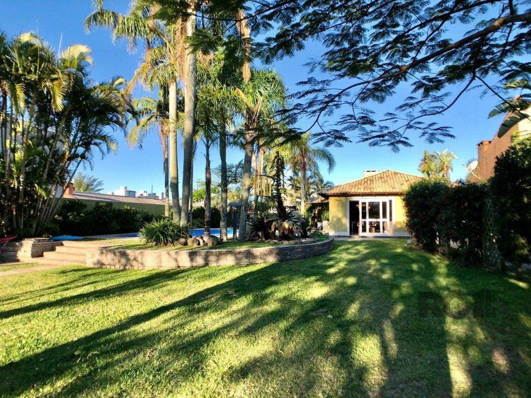 EM ATLÂNTIDA, CASA COM 1140m², 320 m² DE ÁREA PRIVADA, 3 DORMS (1 SUÍTE)