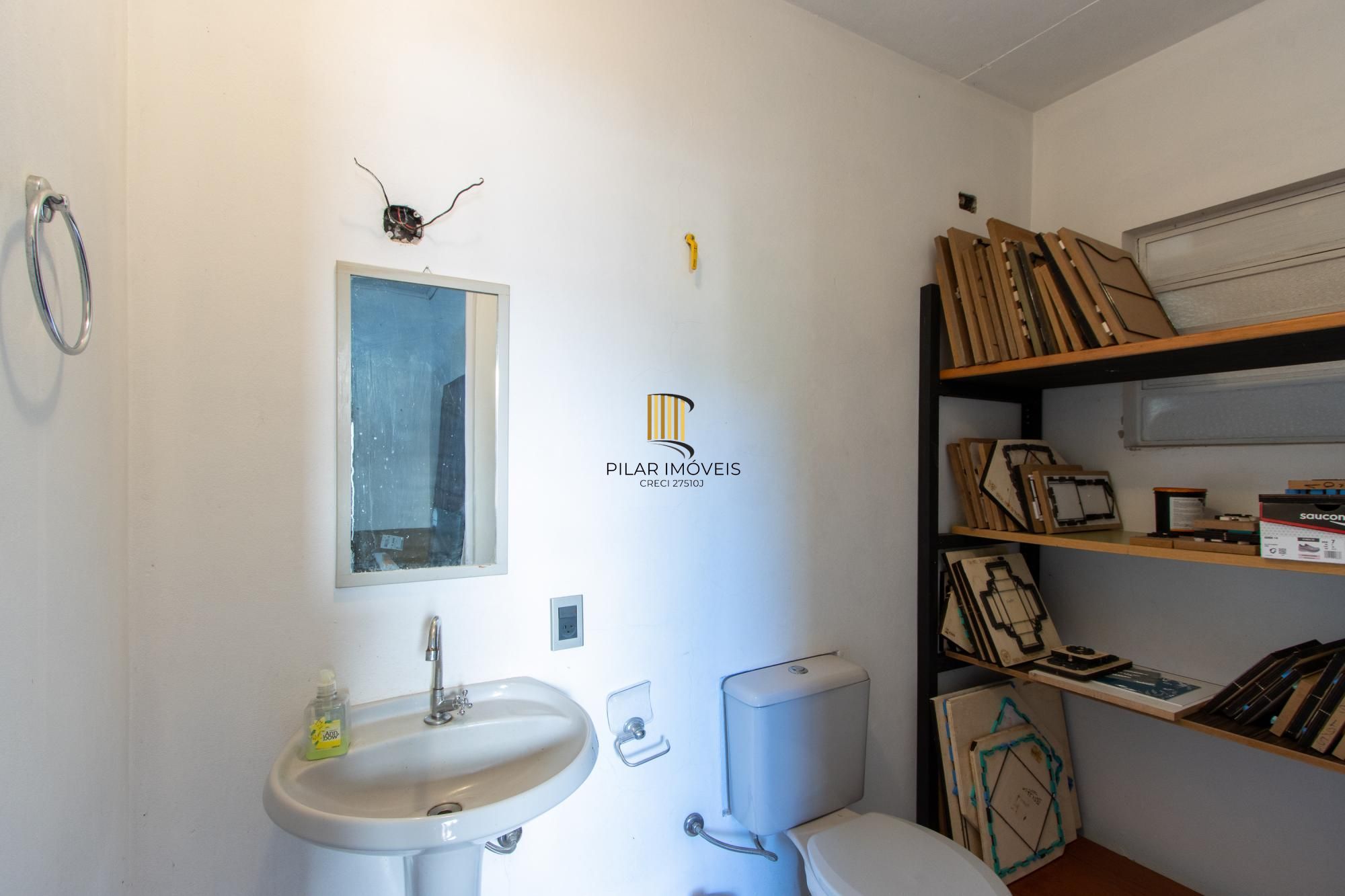Casa de Alvenaria, possui 3 dormitórios, uma suíte, hall de entrada, lavabo,  living com lareira, cozinha ampla com armários, área gourmet com churrasqueira, corredor, pátio e 4 vagas de garagem, uma construção em anexo que possui hall de entrada, lavabo, living, cozinha, escritório, banheiro social