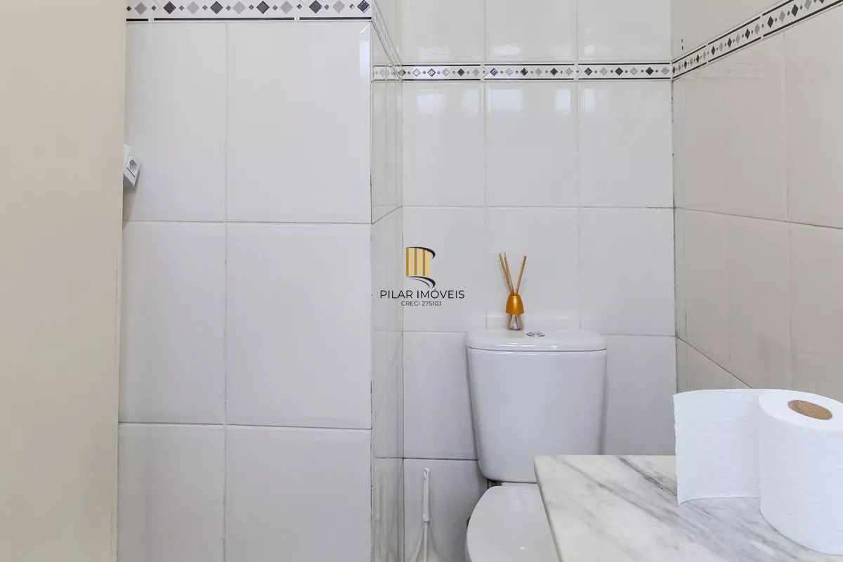 Casa de condomínio, 3 dormitórios, 1 suíte e 2 vagas cobertas no bairro Teresópolis.