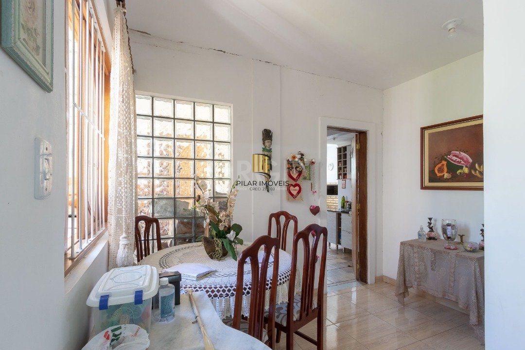 Casa para Venda - 370m², 4 dormitórios, sendo 1 suites, 6 vagas - Lomba do Pinheiro