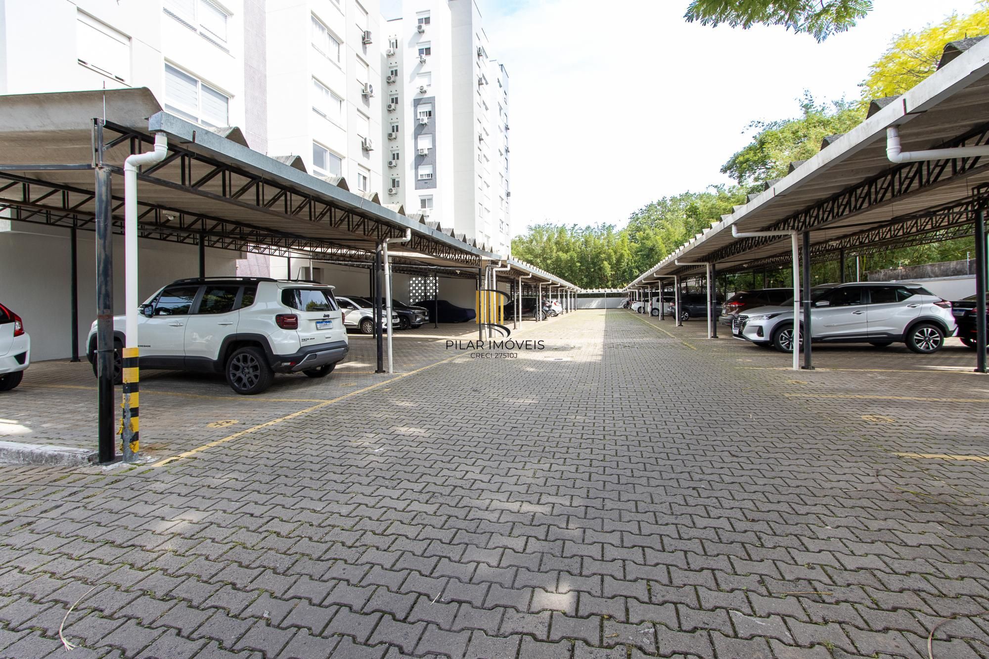 Apartamento de 2 dormitórios com suíte, churrasqueira e infraestrutura completa na Zona Sul de Porto Alegre.