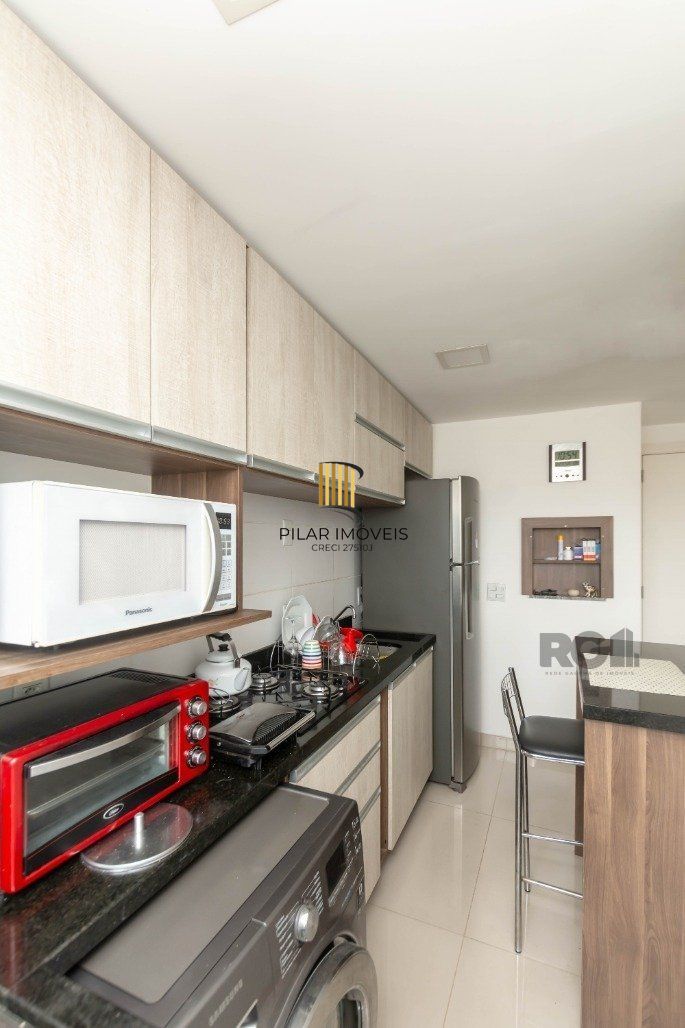 Apartamento andar alto que possui 2 dormitórios, sendo 1 súite, living para 2 ambientes, cozinha mobiliada, banheiro auxiliar