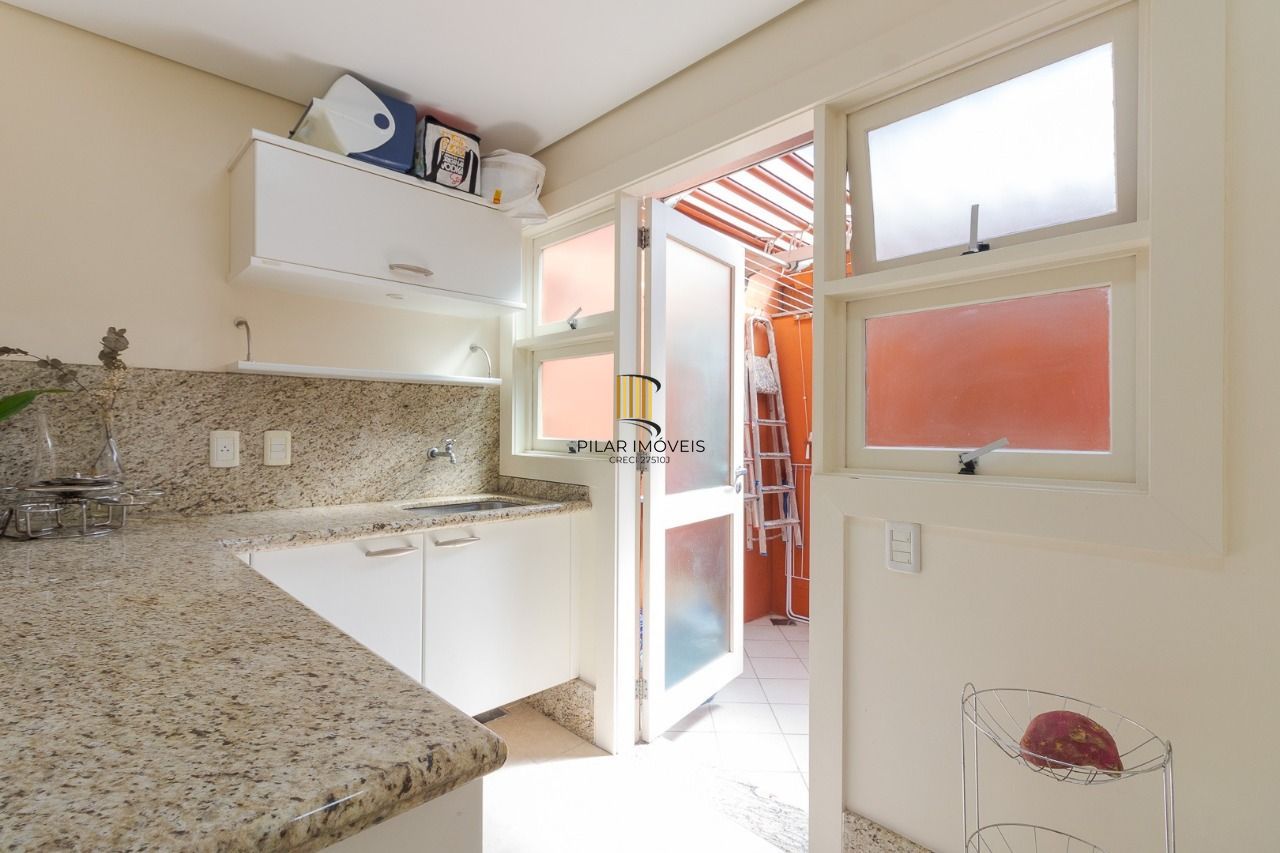 Casa em Condomínio com 487m² | 4 Dormitórios sendo 4 suítes, 3 vagas, no Bairro Três Figueiras, Porto Alegre
