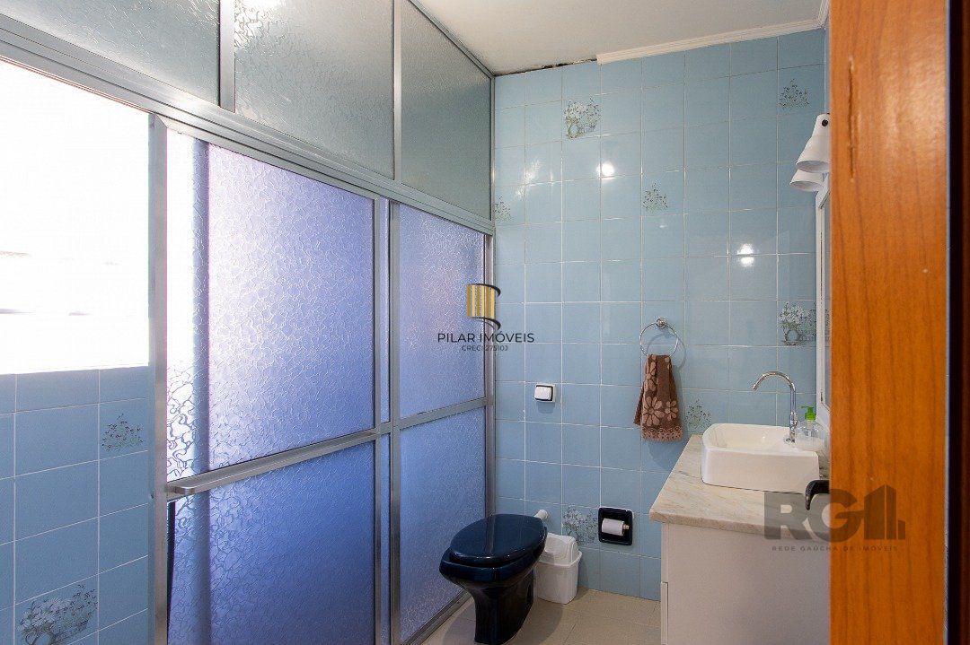 Casa com 4 quartos, suíte, churrasqueira, lareira, garagem coberta e lindo jardim.