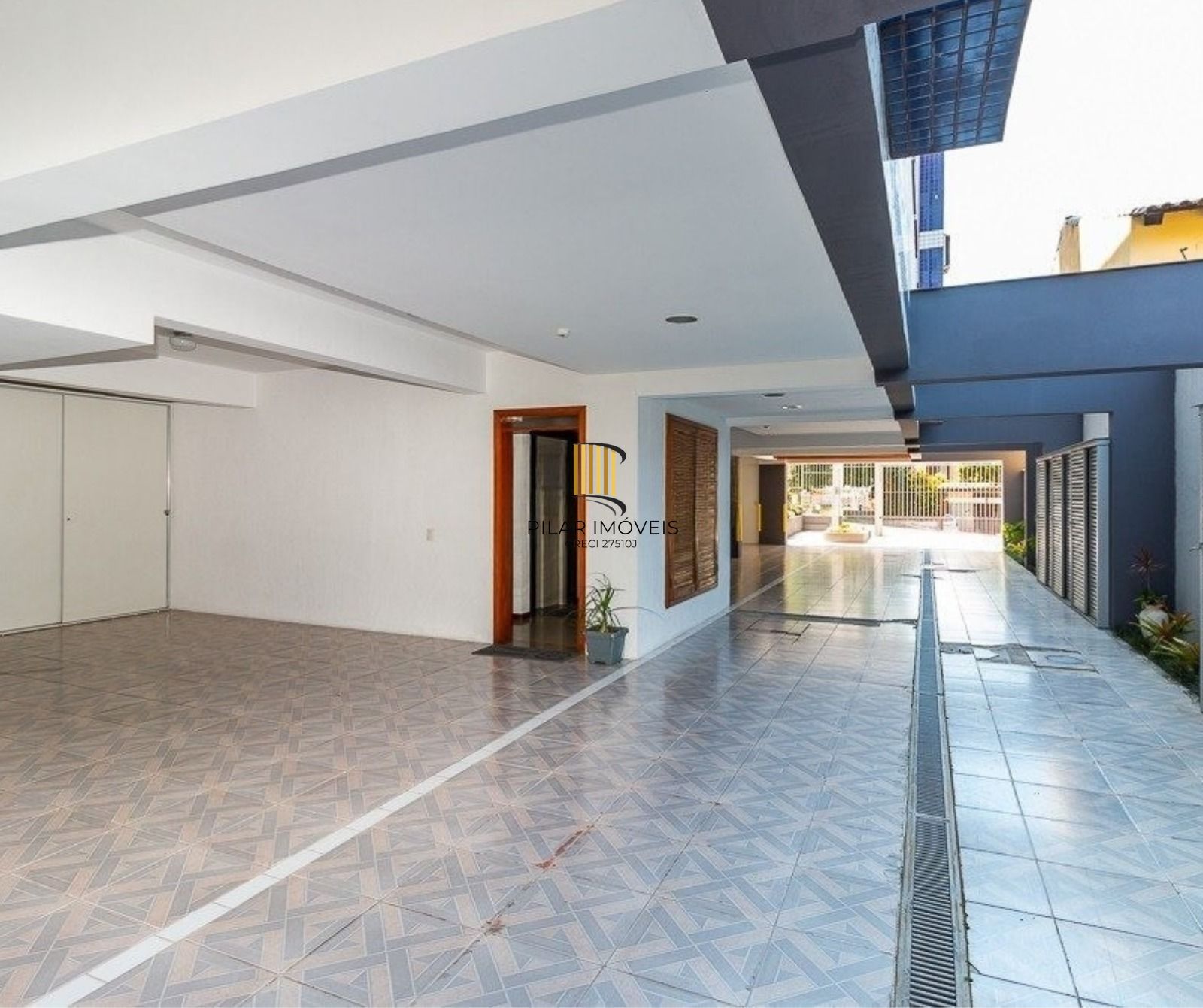 Apartamento de 2 dormitórios, 1 suíte, closet e 2 vagas de garagem .