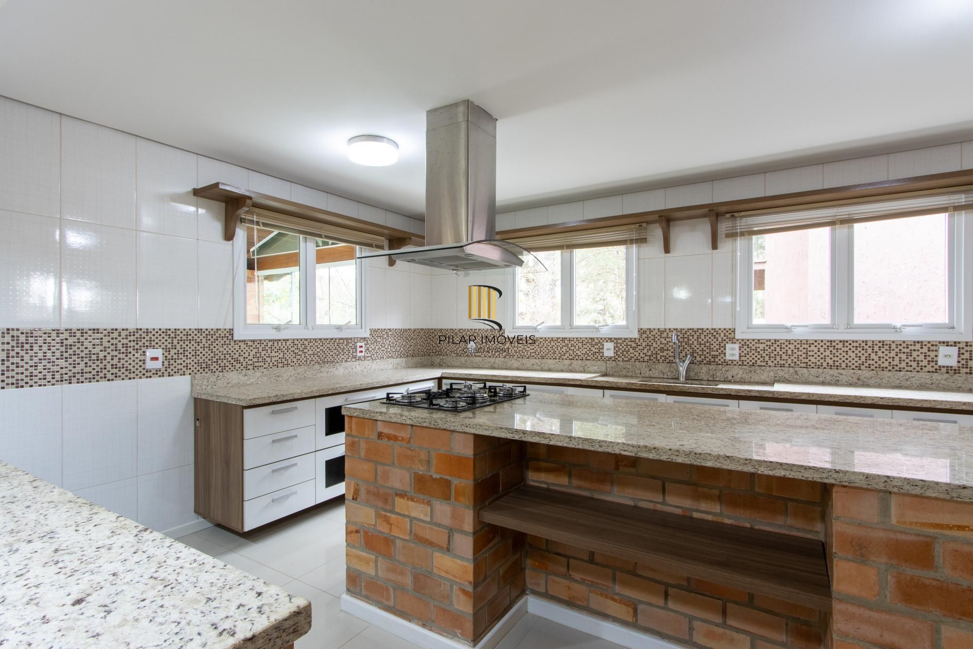 Casa de alvenaria, com 3 dormitórios, 1 suíte, living, cozinha, lavanderia, churrasqueira, banheiro social, pátio e 4 vagas de garagem.