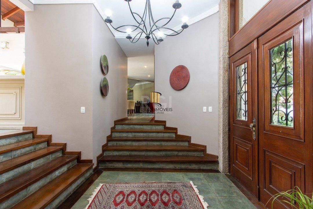 Casa de Condomínio 8 dormitórios no bairro Cavalhada