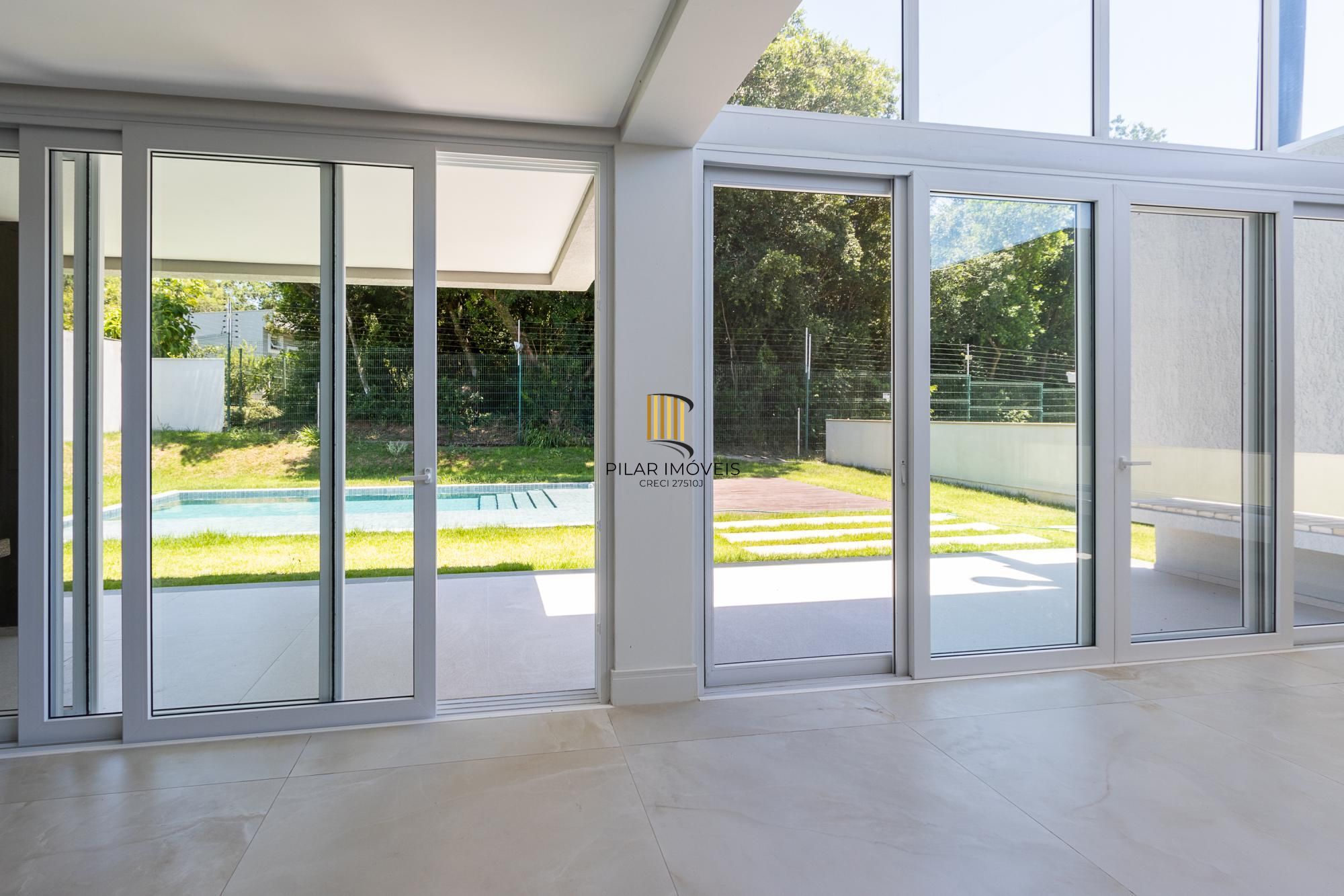 Casa Condominio para Venda - 300m², 4 dormitórios, sendo 4 suites, 2 vagas - Alphaville