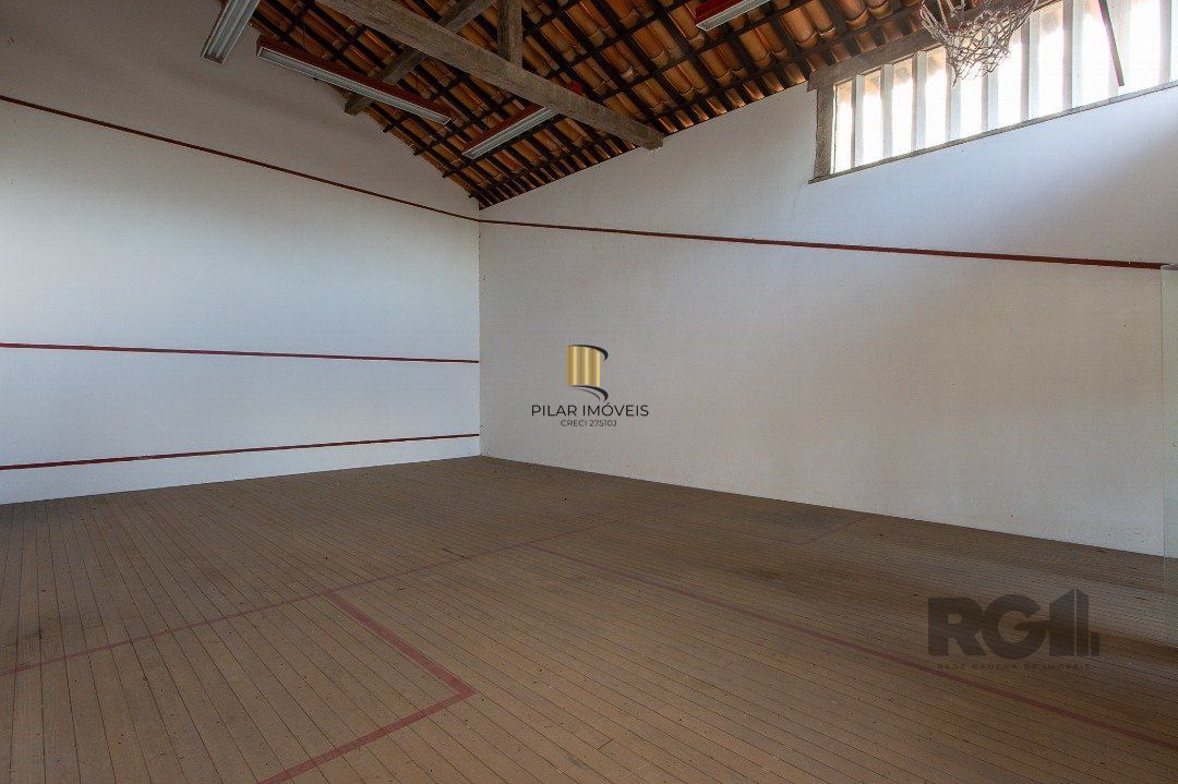 Casa Condomínio a Venda - 880m², 5 dormitórios, sendo 2 suítes, a master com lareira, 4 vagas - Cavalhada
