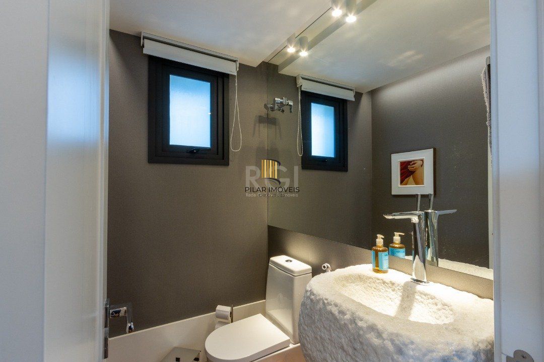 Apartamento mobiliado, com cerca de 256,42m² privativos e com 3 suítes,
