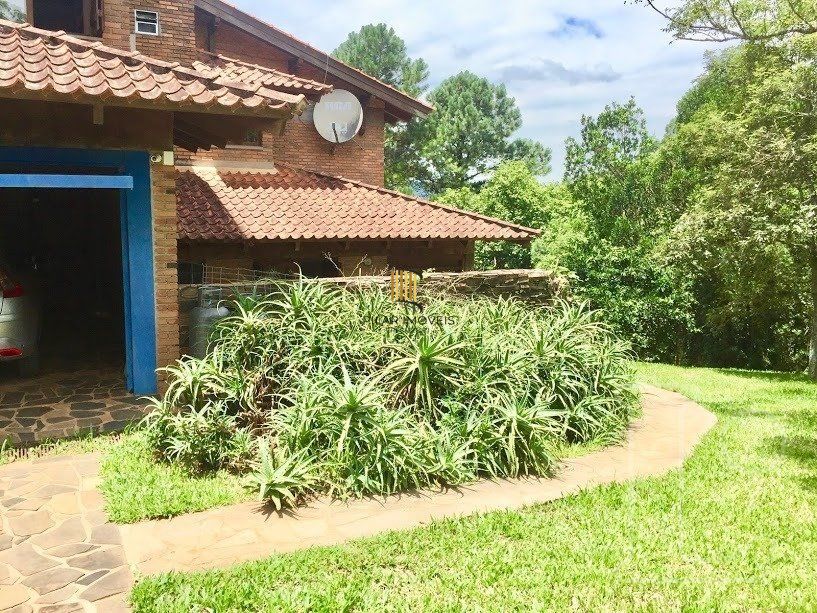 Casa para Venda - 570m², 3 dormitórios, sendo 1 suites, 2 vagas - Hípica