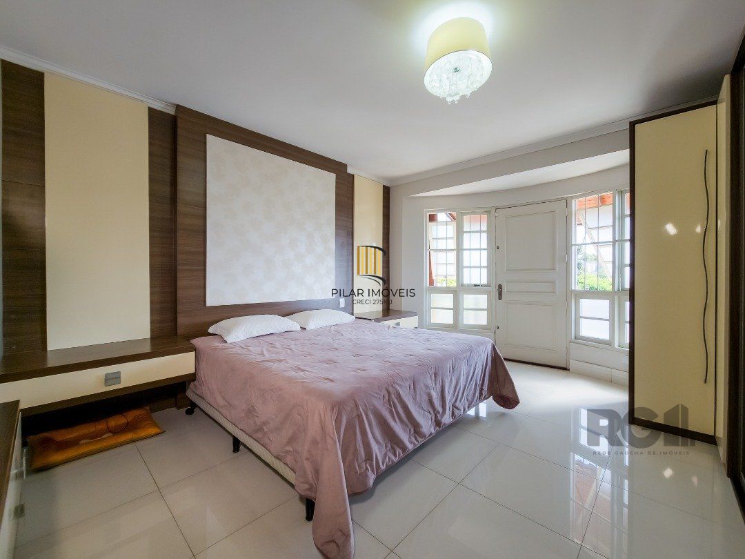 Casa 4 dormitórios no bairro Glória