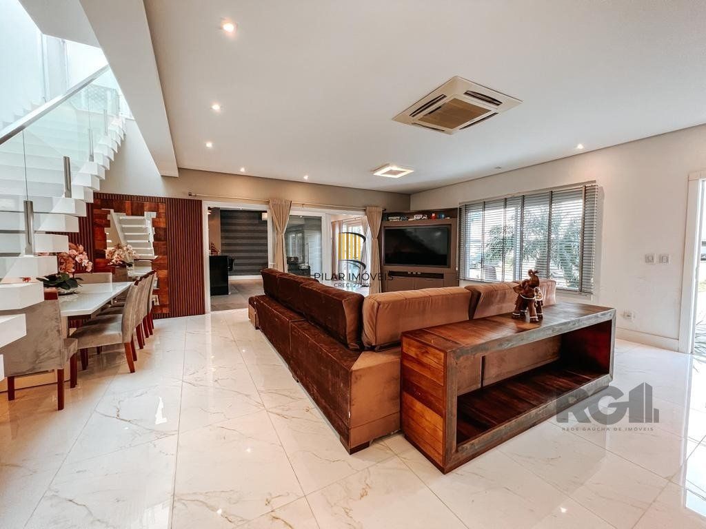 Excelente residência com aproximadamente 219m² privativos,
