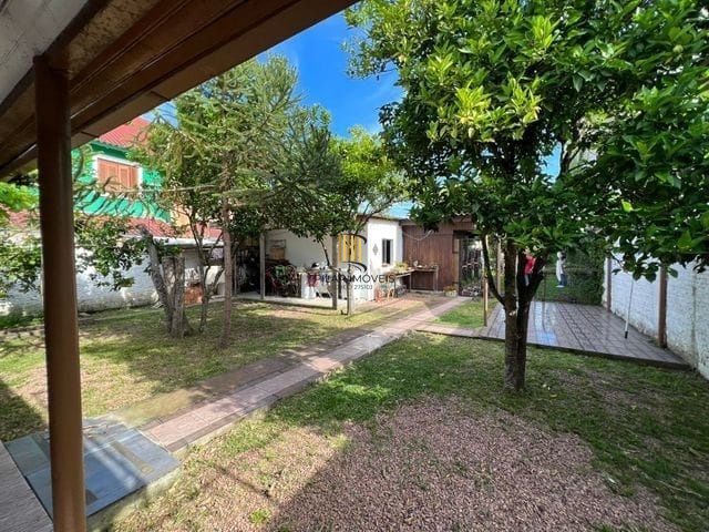 Terreno medindo 11 X 39,66 com 2 casas de alvenaria