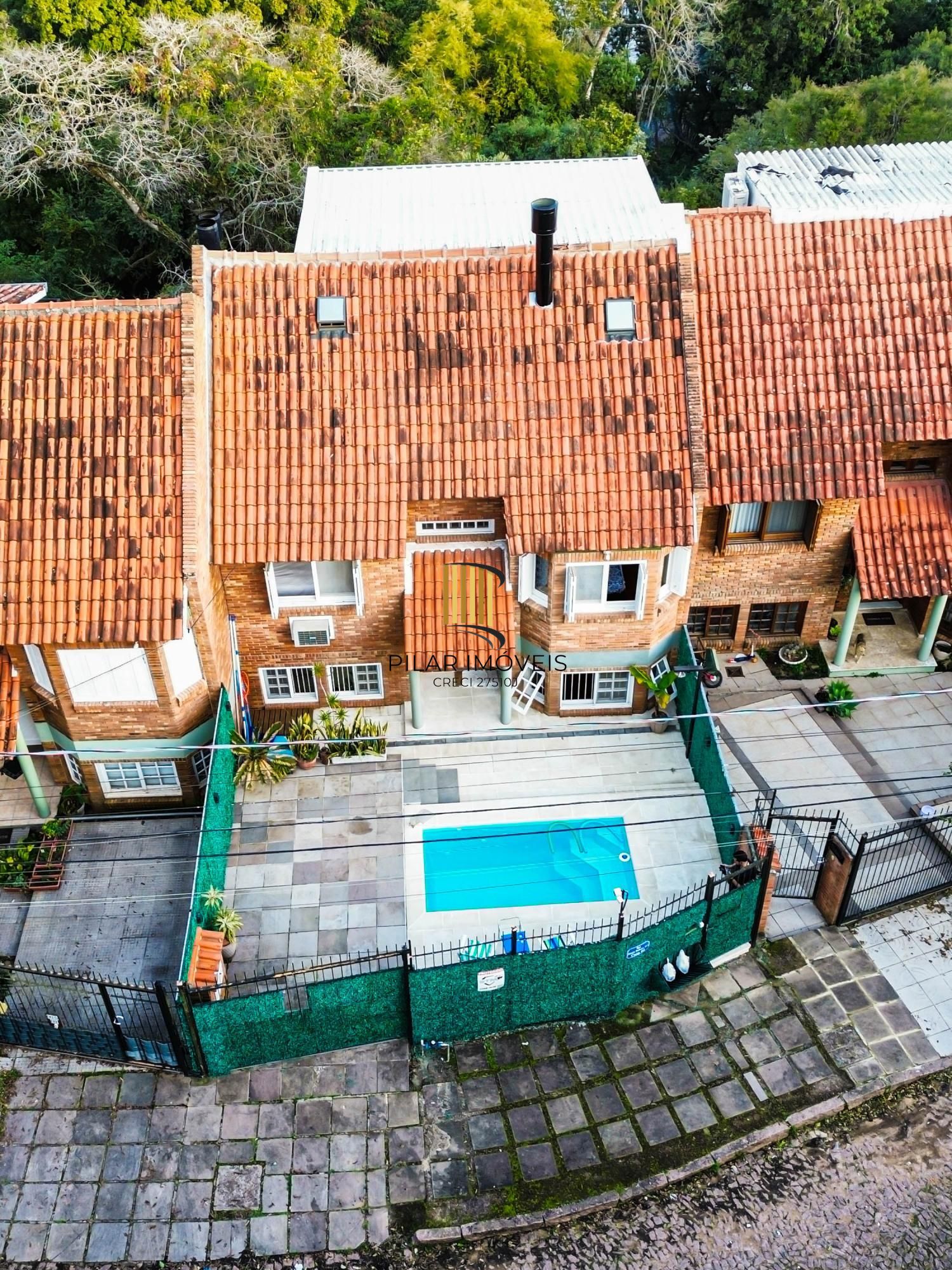 Casa na Vila Conceição, 3 dormitórios, 1 suíte, churrasqueira, lareira, 4 vagas, piscina aquecida e vista perene para o Rio.