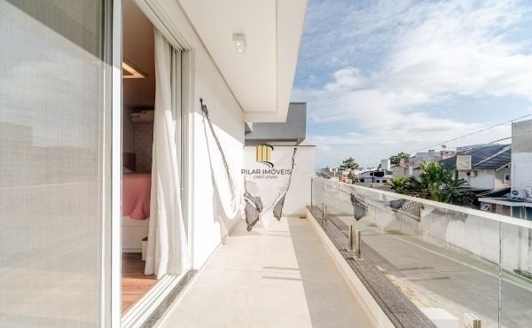 Uma casa linda dentro de um condomínio fechado, no Lagos de Nova Ipanema.