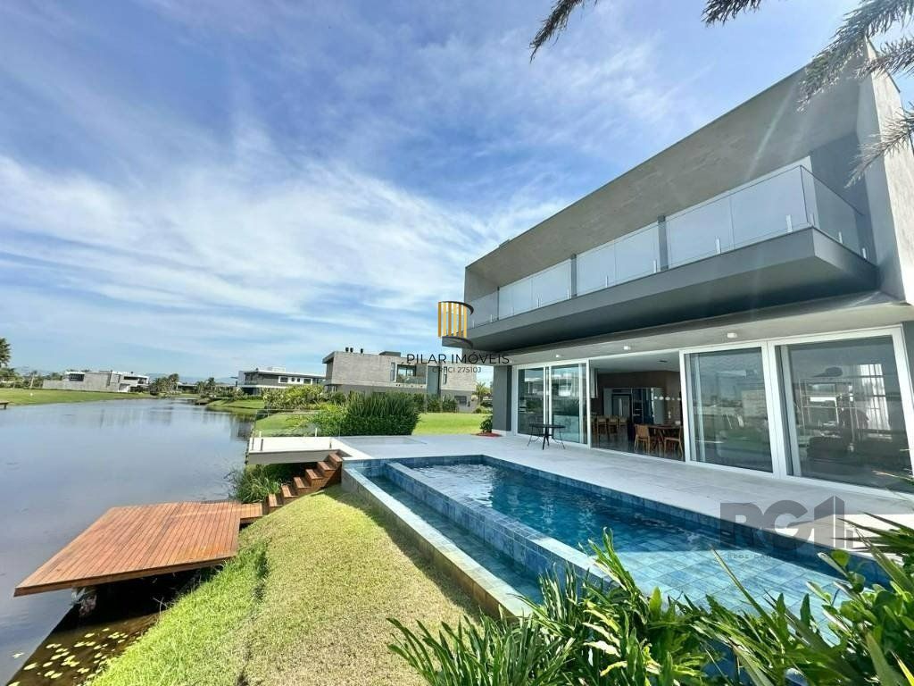 Sobrado Beira Lago com piscina e Deck com 457m² e 5 suítes no Condomínio Sense em Xangri-lá - Pilar Imóveis