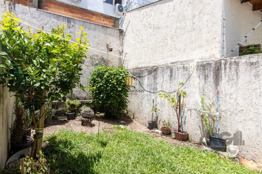 Sobrado com 2 dormitórios, com churrasqueira, lareira, pátio, na Zona Sul.