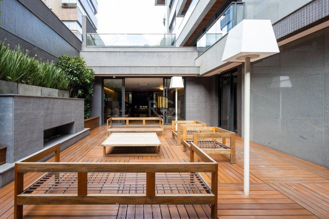 Apartamento mobiliado, com cerca de 256,42m² privativos e com 3 suítes,