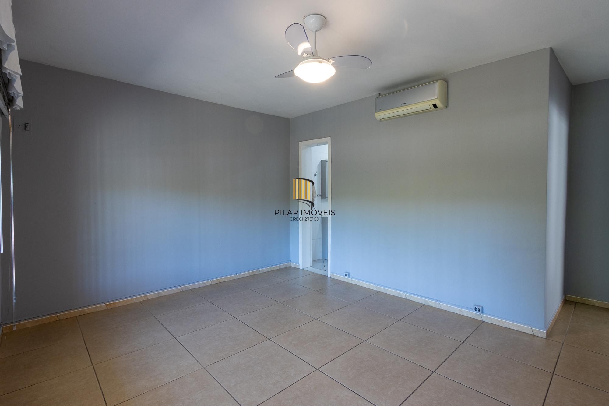 Casa de alvenaria, 4 dormitórios, 2 suítes, bairro Cristal.