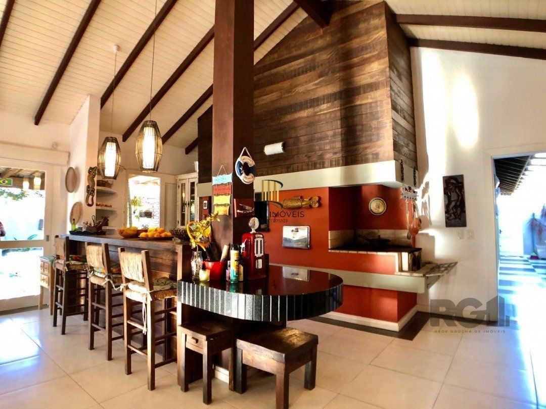 EM ATLÂNTIDA, CASA COM 1140m², 320 m² DE ÁREA PRIVADA, 3 DORMS (1 SUÍTE)