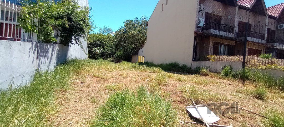 Terreno plano, medindo 207,50. 8,30x25,00.