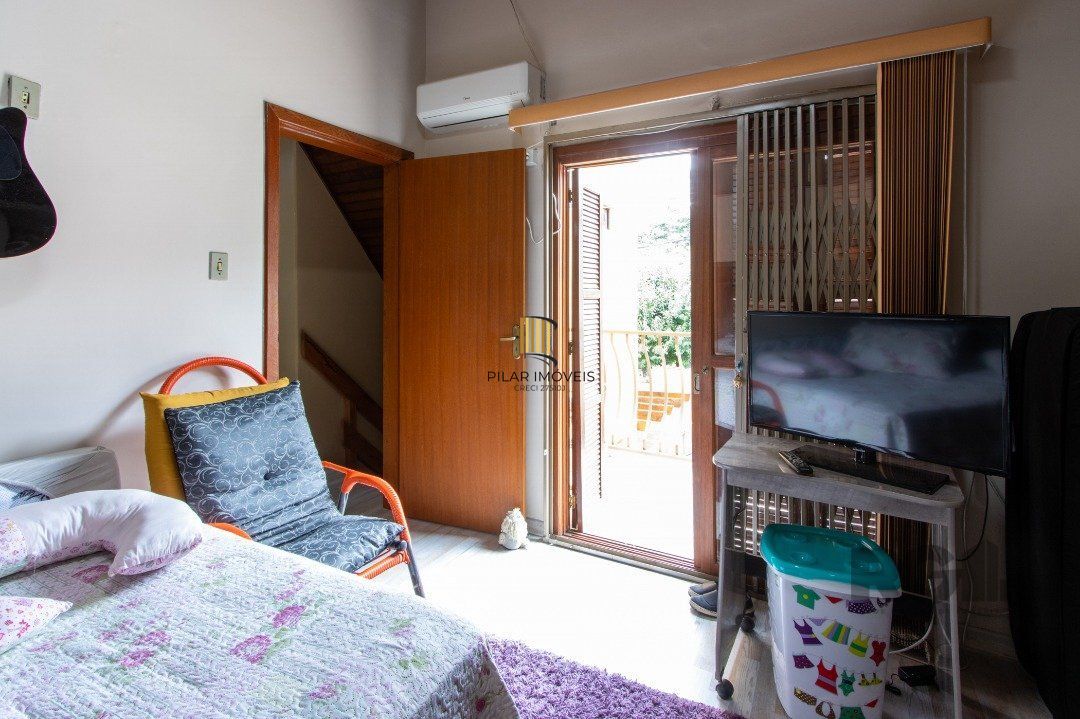 Sobrado, 3 quartos, 2 banheiros, pátio, 2 vagas, piscina - Bairro Vila Nova