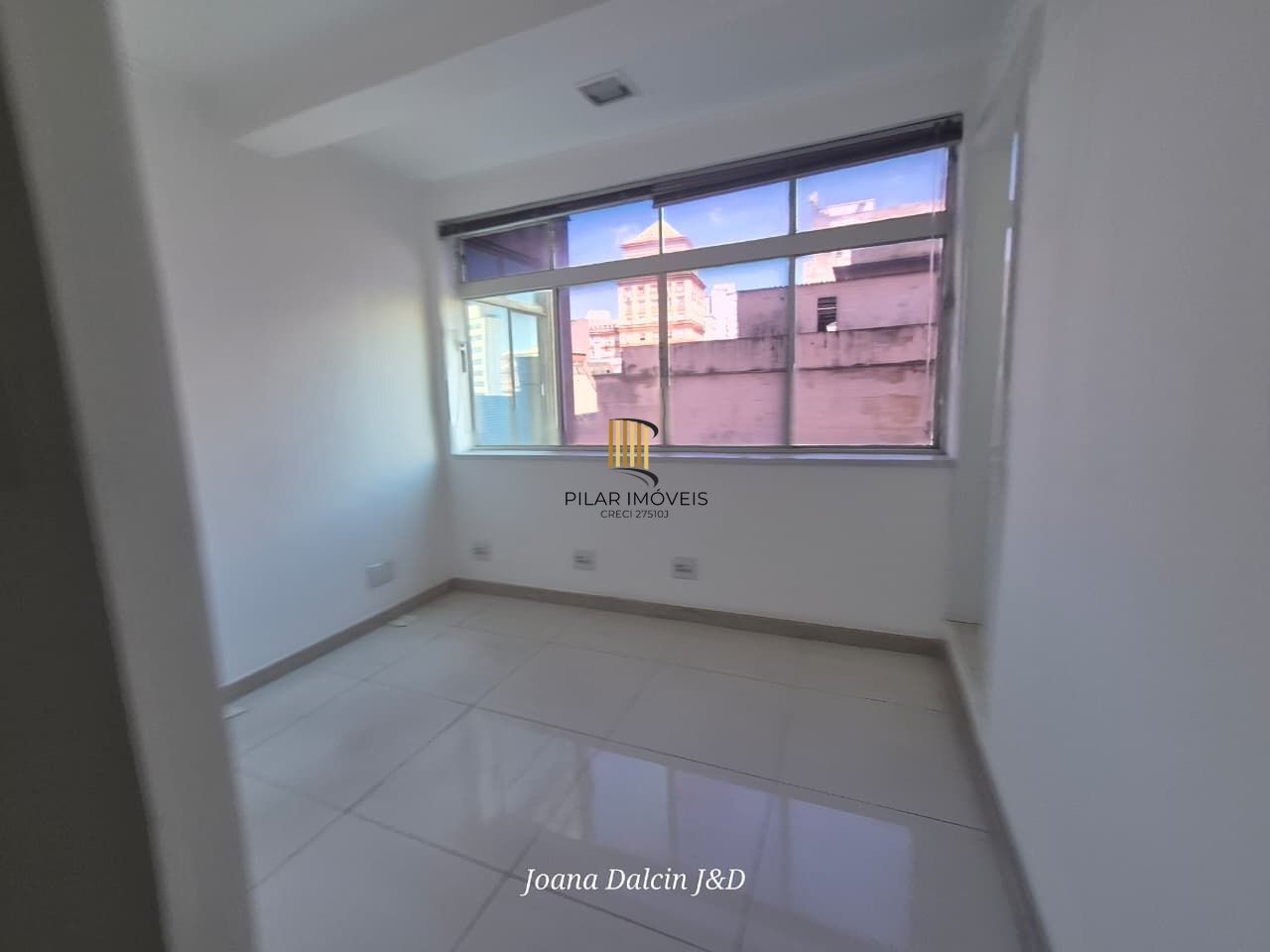 Excelente sala comercial na Galeria Malcon na Andradas