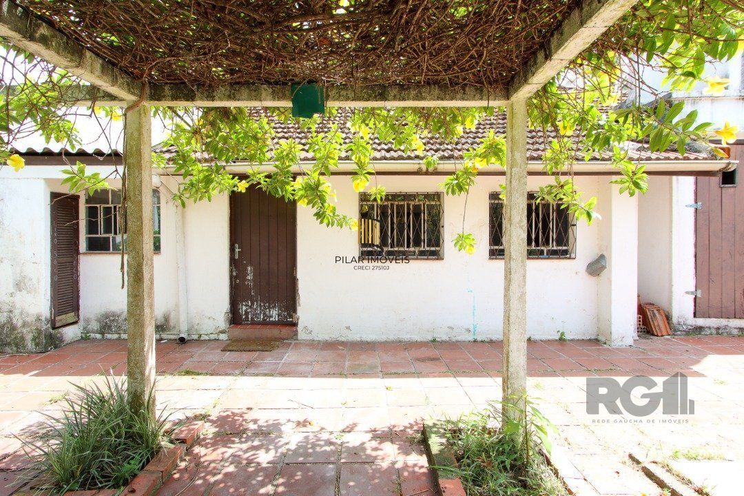 Casa mista com 4 dormitórios, 2 banheiros, 1 lavabo e 3 vagas a uma quadra da Av. Guaíba