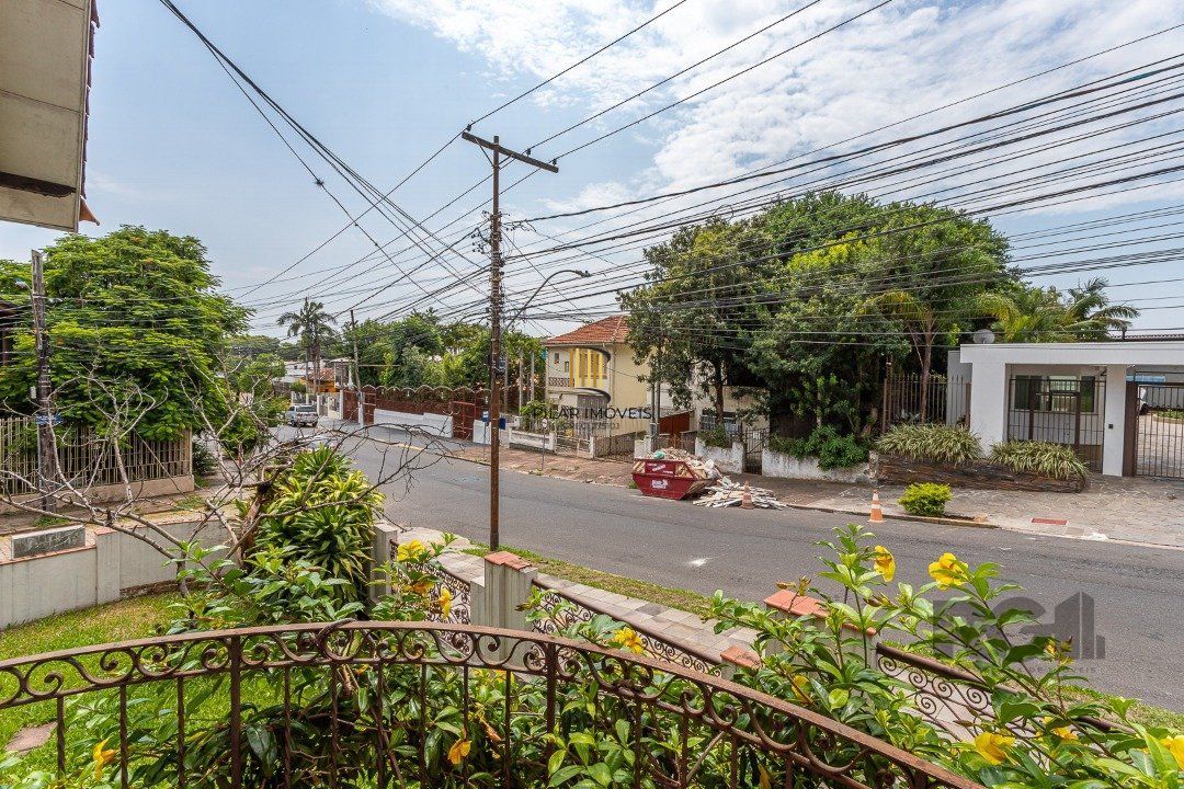 Casa  4 dormitórios, sendo 1 suíte no bairro Menino Deus em Porto Alegre
