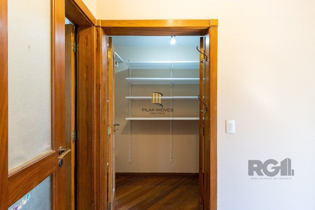 Excelente casa de 3 andares em condomínio fechado