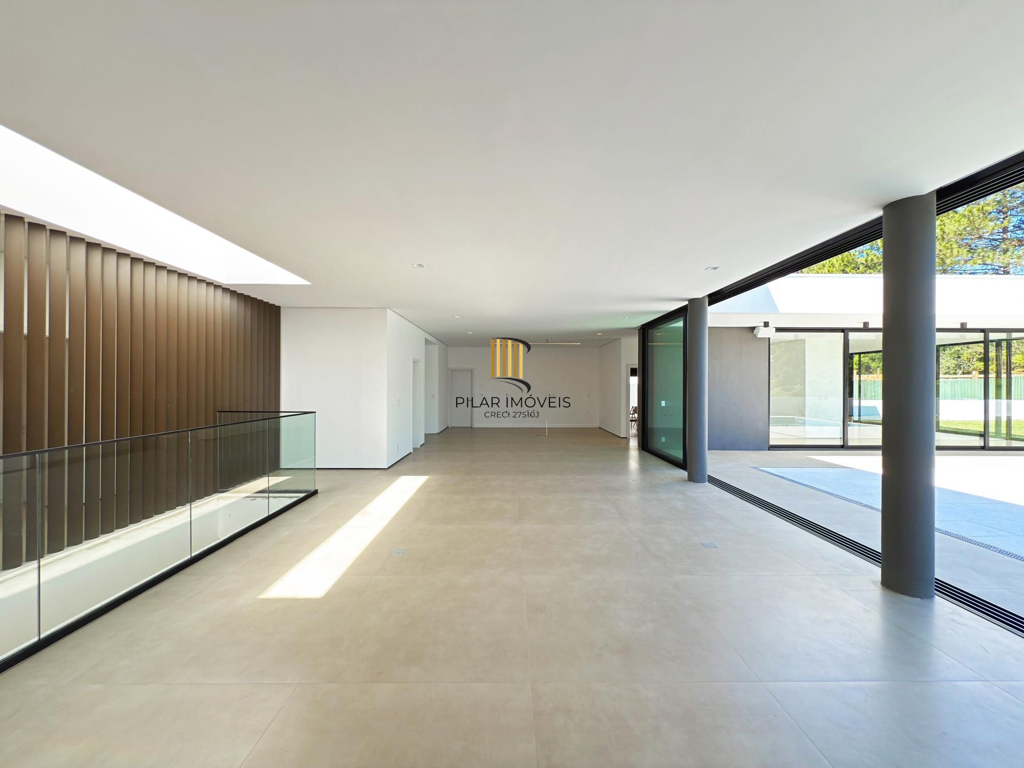 A casa conta com 434m2 de área construída, mas com um aproveitamento total dos 1.012m2 do lote