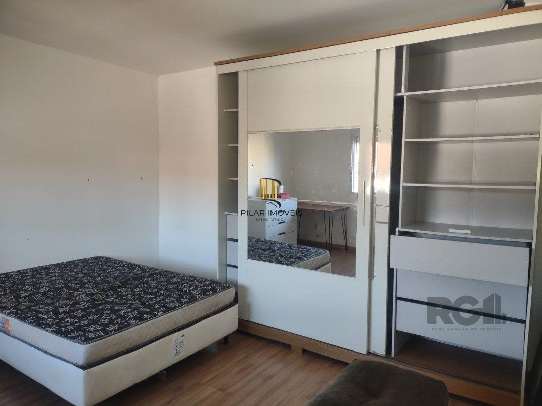 Casa com 250m²,  2 quartos, 1 suite, edícula, no bairro Nonoai