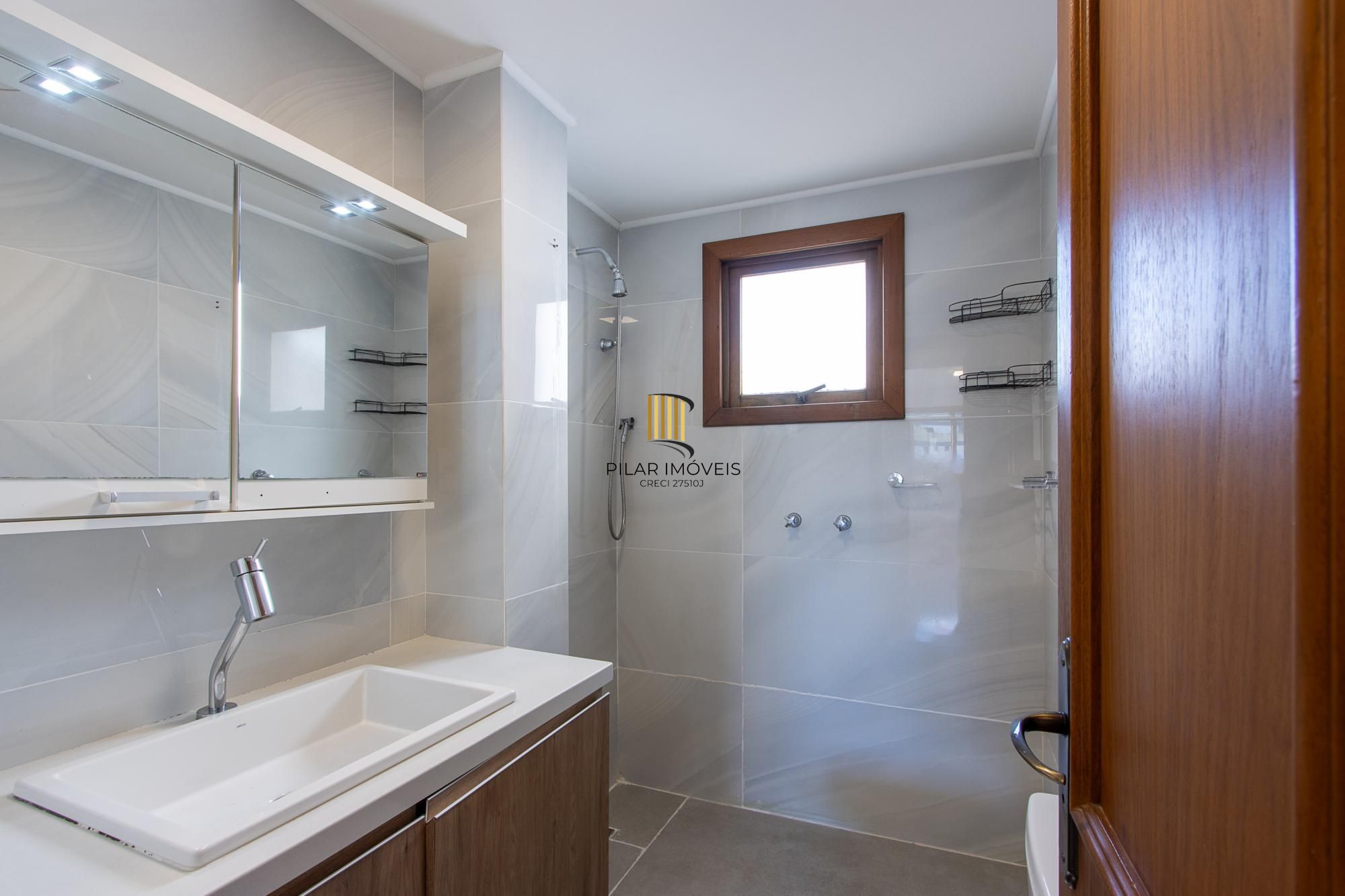 Apartamento com 114.02m², 3 dorm, Petrópolis com lareira e churrasqueira