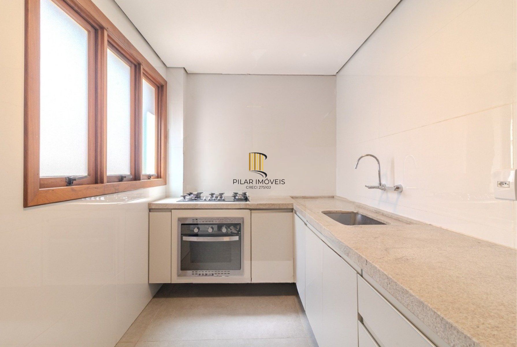 Apartamento com 114.02m², 3 dorm, Petrópolis com lareira e churrasqueira