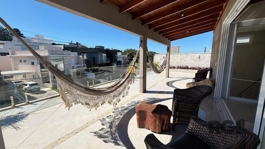 Casa em condomínio com 4 suítes, 4 vagas de garagem, pátio com piscina